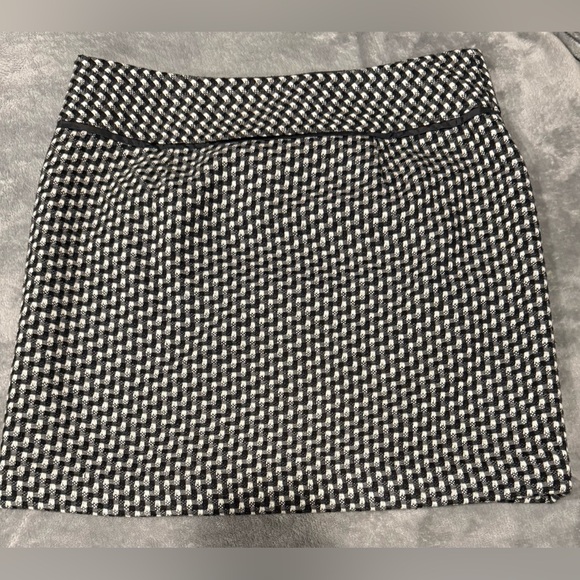 NWT Ann Taylor LOFT Black and White Patterned Skirt - Picture 4 of 7